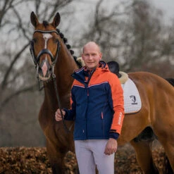 Jas KNHS Uni Donkerblauw-oranje -Roeckl Winkel jas knhs uni donkerblauw oranje 1500x1500 180826